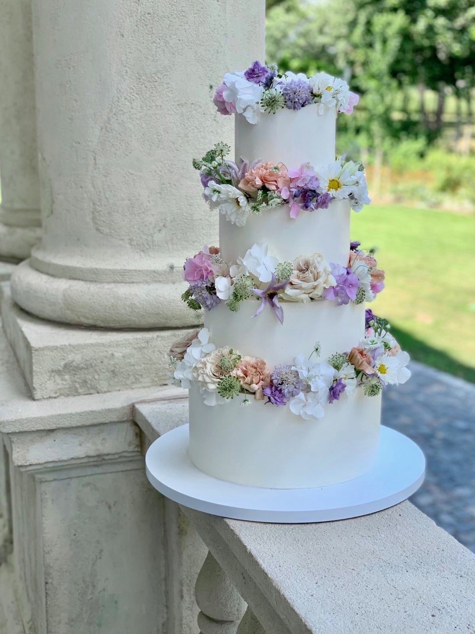 élővirágos esküvői torta dekoráció